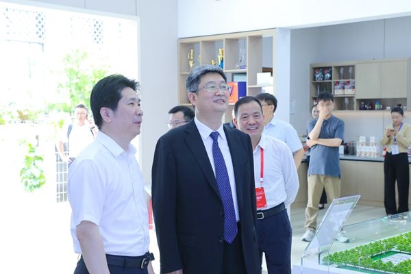 8.中國(guó)安徽省人民政府副省長(zhǎng)孫勇參觀海螺屋1 8.中國(guó)安徽省人民政府副省長(zhǎng)孫勇參觀海螺屋1