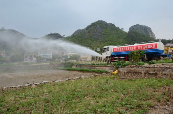 北流海螺開展愛心水車進鄉(xiāng)村活動,幫助群眾澆灌土地_副本 北流海螺開展愛心水車進鄉(xiāng)村活動,幫助群眾澆灌土地_副本