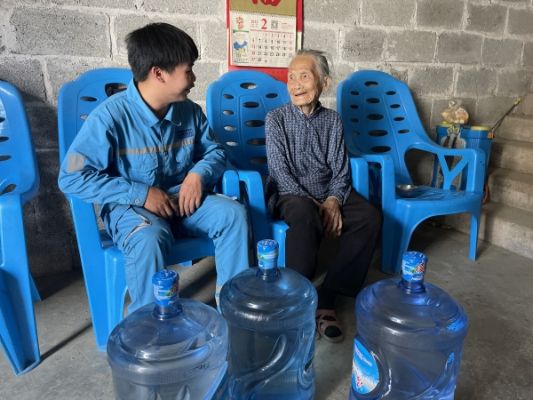 凌云通鴻為廠區(qū)周邊高齡老人送去飲用水_副本 凌云通鴻為廠區(qū)周邊高齡老人送去飲用水_副本