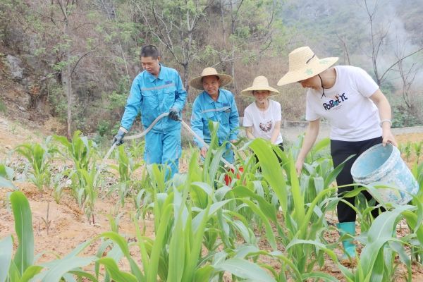 隆安海螺幫助群眾澆水_副本 隆安海螺幫助群眾澆水_副本