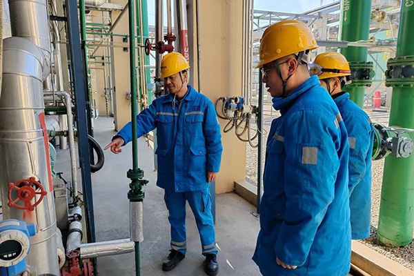 2.蔡總在廠區指導工作400600 2.蔡總在廠區指導工作400600