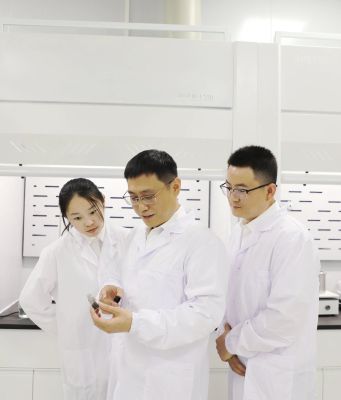 2.楊樹全在指導(dǎo)開展生物質(zhì)熱裂解及成型實驗